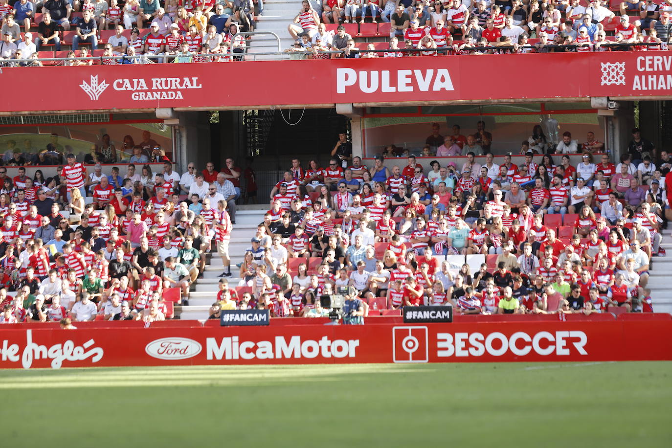 Ambiente en las gradas de Los Cármenes