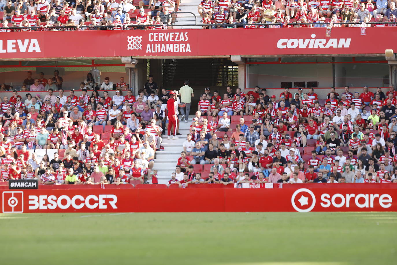 Ambiente en las gradas de Los Cármenes