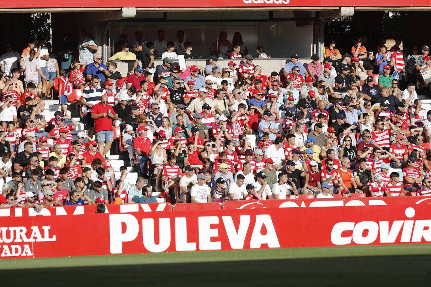 Ambiente en las gradas de Los Cármenes