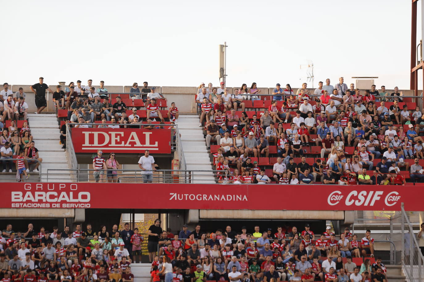 Ambiente en las gradas de Los Cármenes