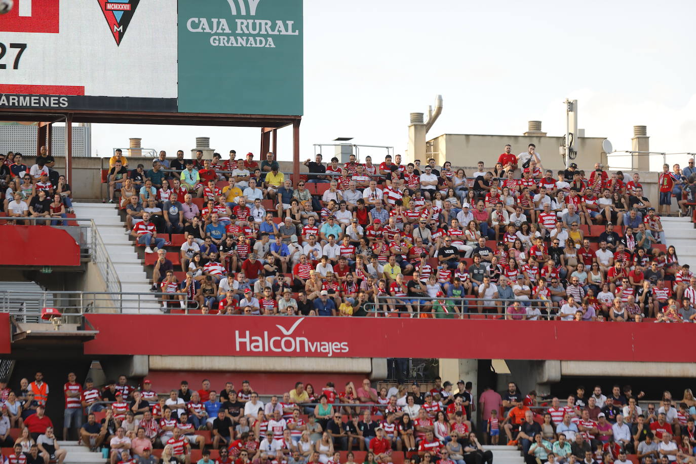 Ambiente en las gradas de Los Cármenes
