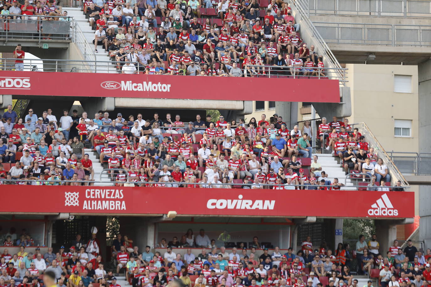 Ambiente en las gradas de Los Cármenes
