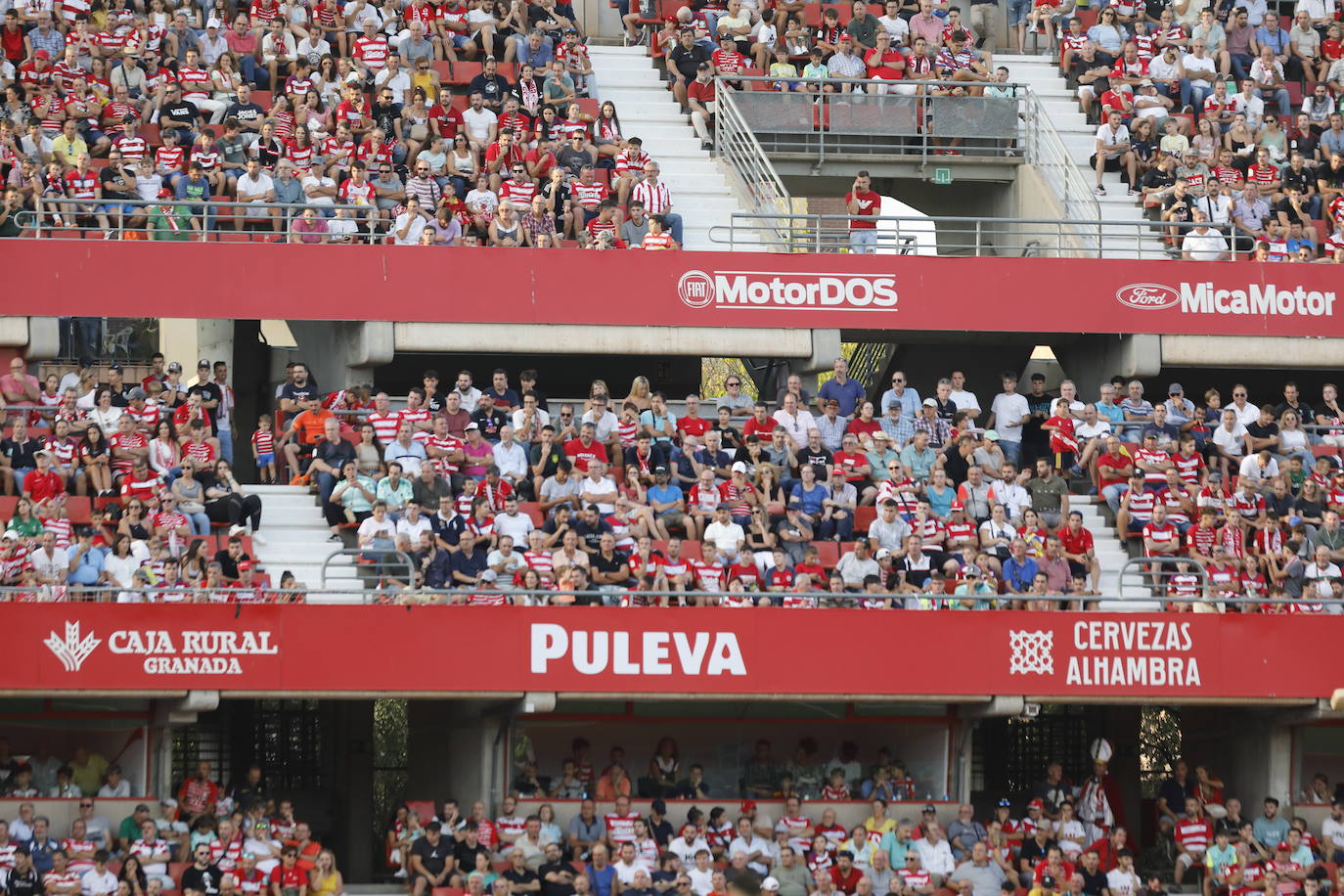 Ambiente en las gradas de Los Cármenes
