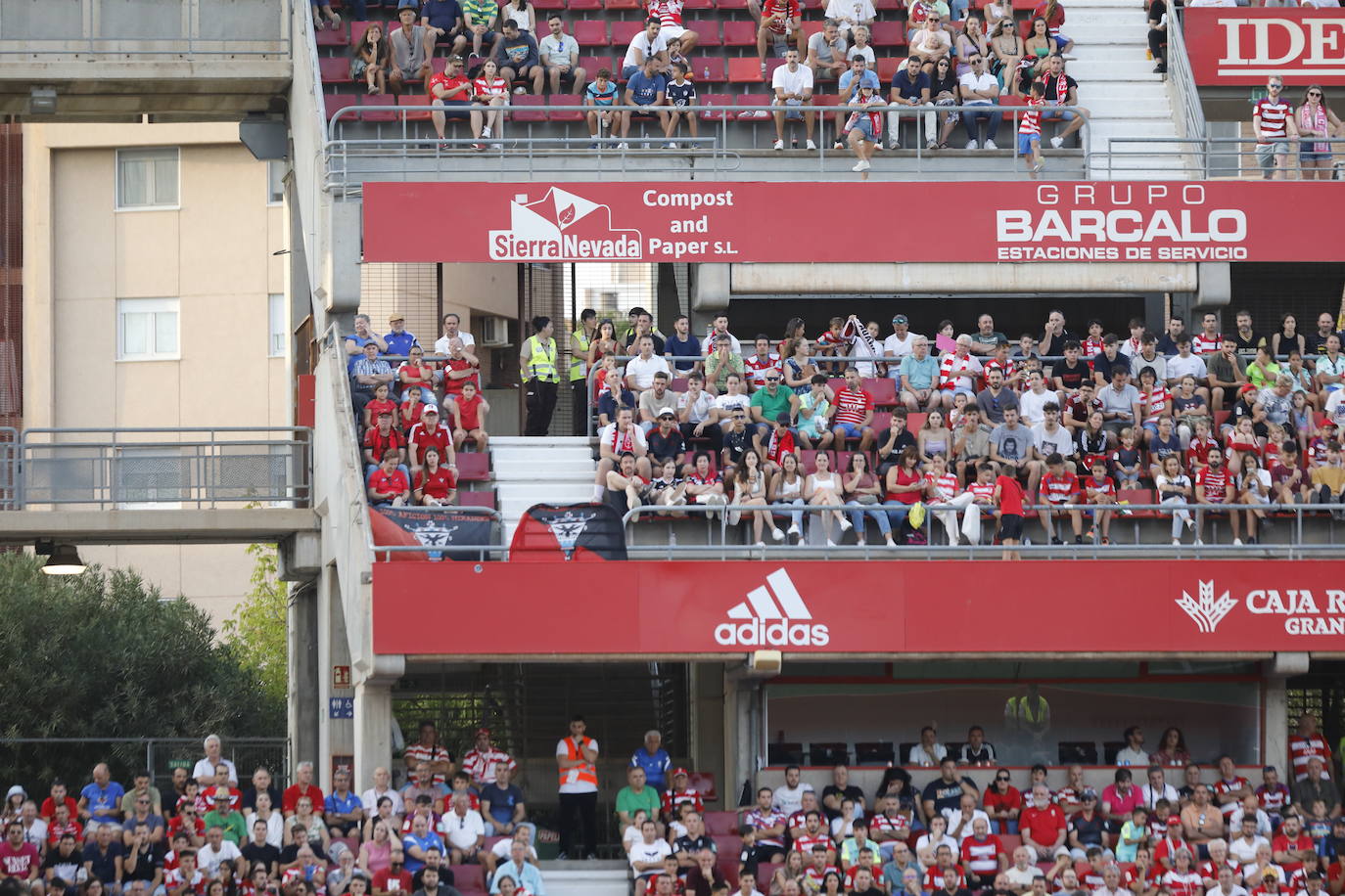 Ambiente en las gradas de Los Cármenes