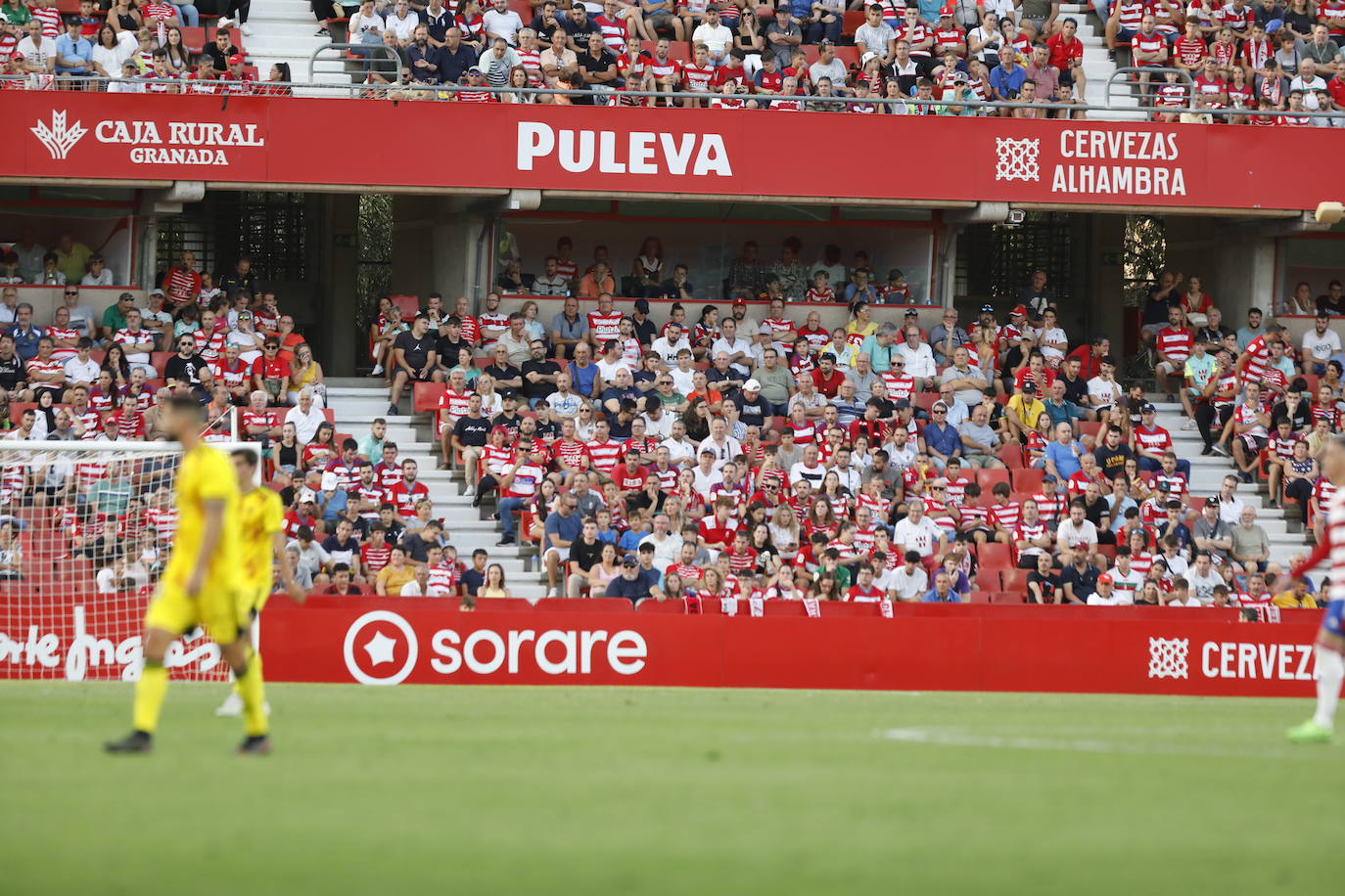 Ambiente en las gradas de Los Cármenes