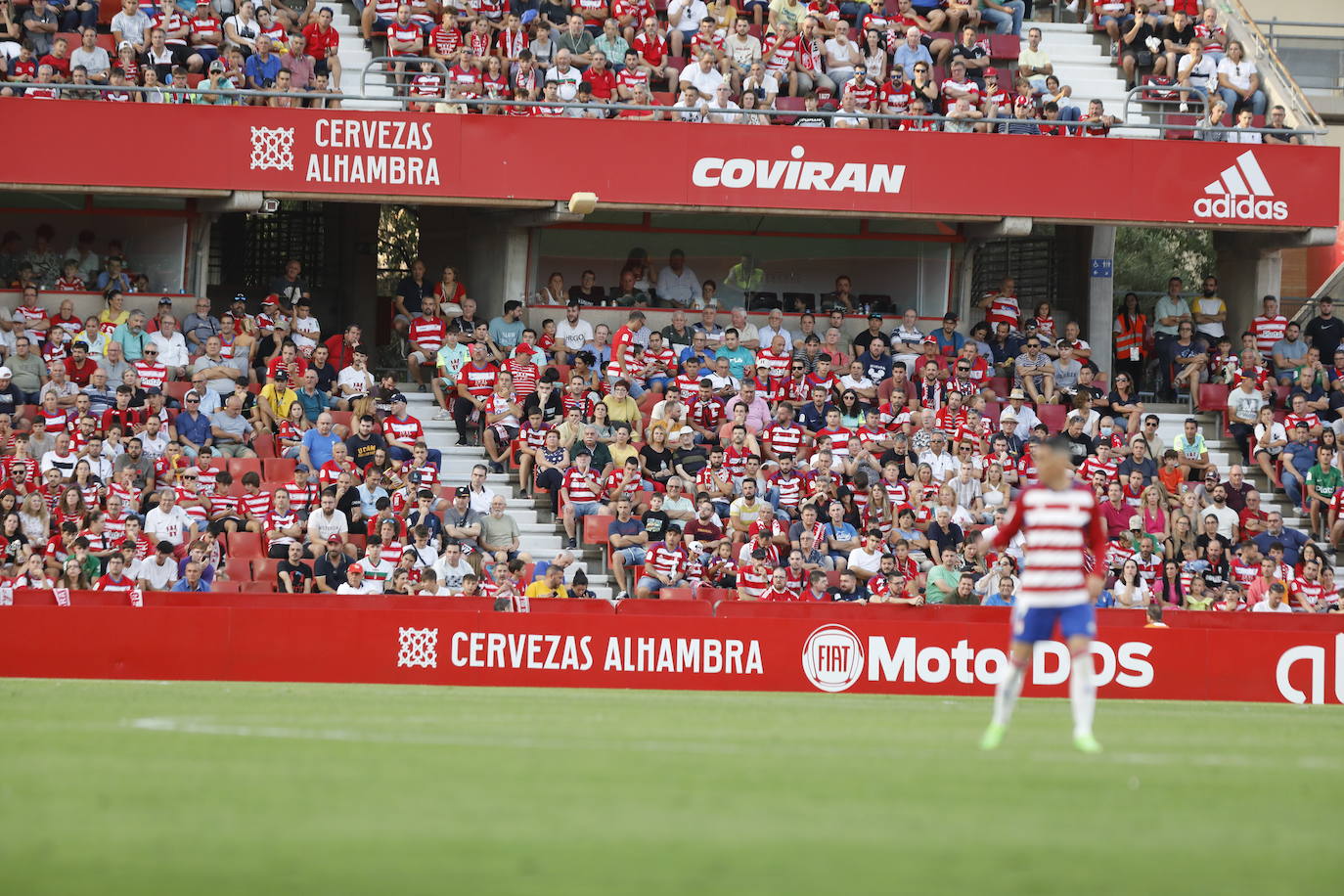 Ambiente en las gradas de Los Cármenes