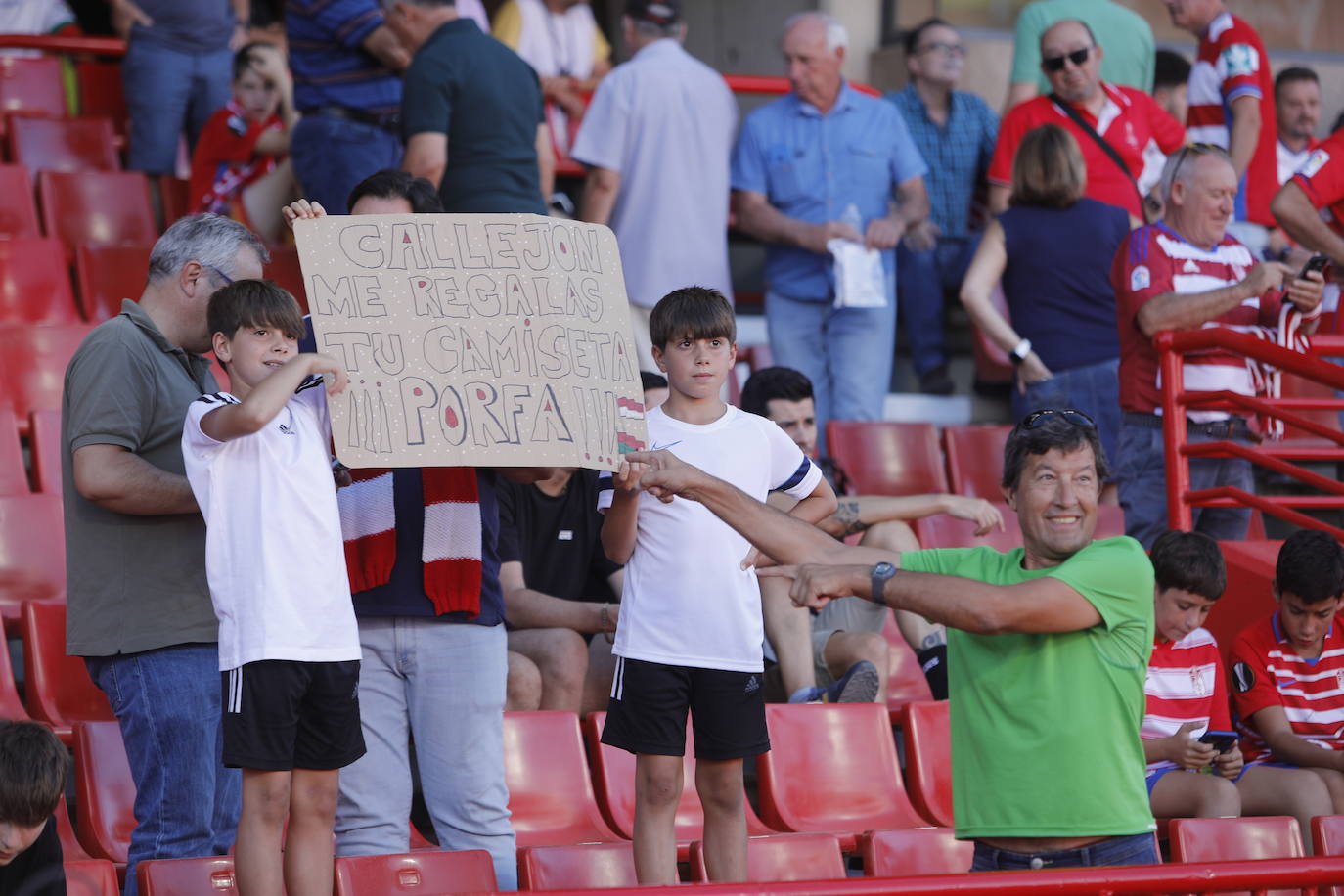 Ambiente en las gradas de Los Cármenes