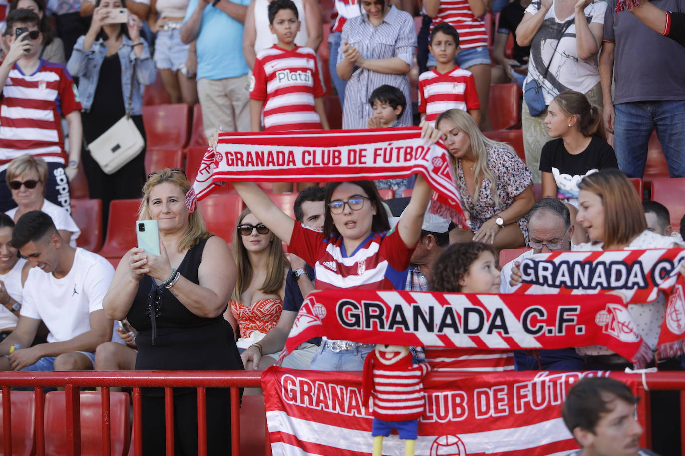 Ambiente en las gradas de Los Cármenes