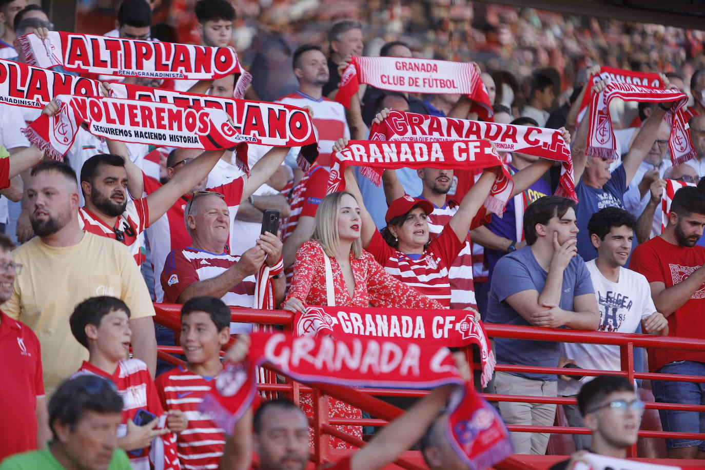 Ambiente en las gradas de Los Cármenes