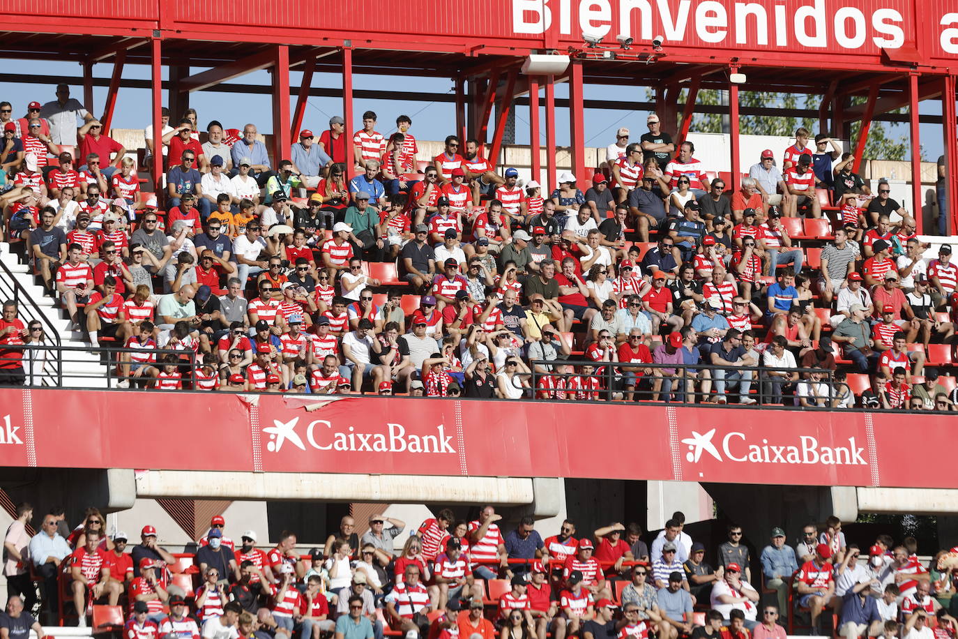 Ambiente en las gradas de Los Cármenes