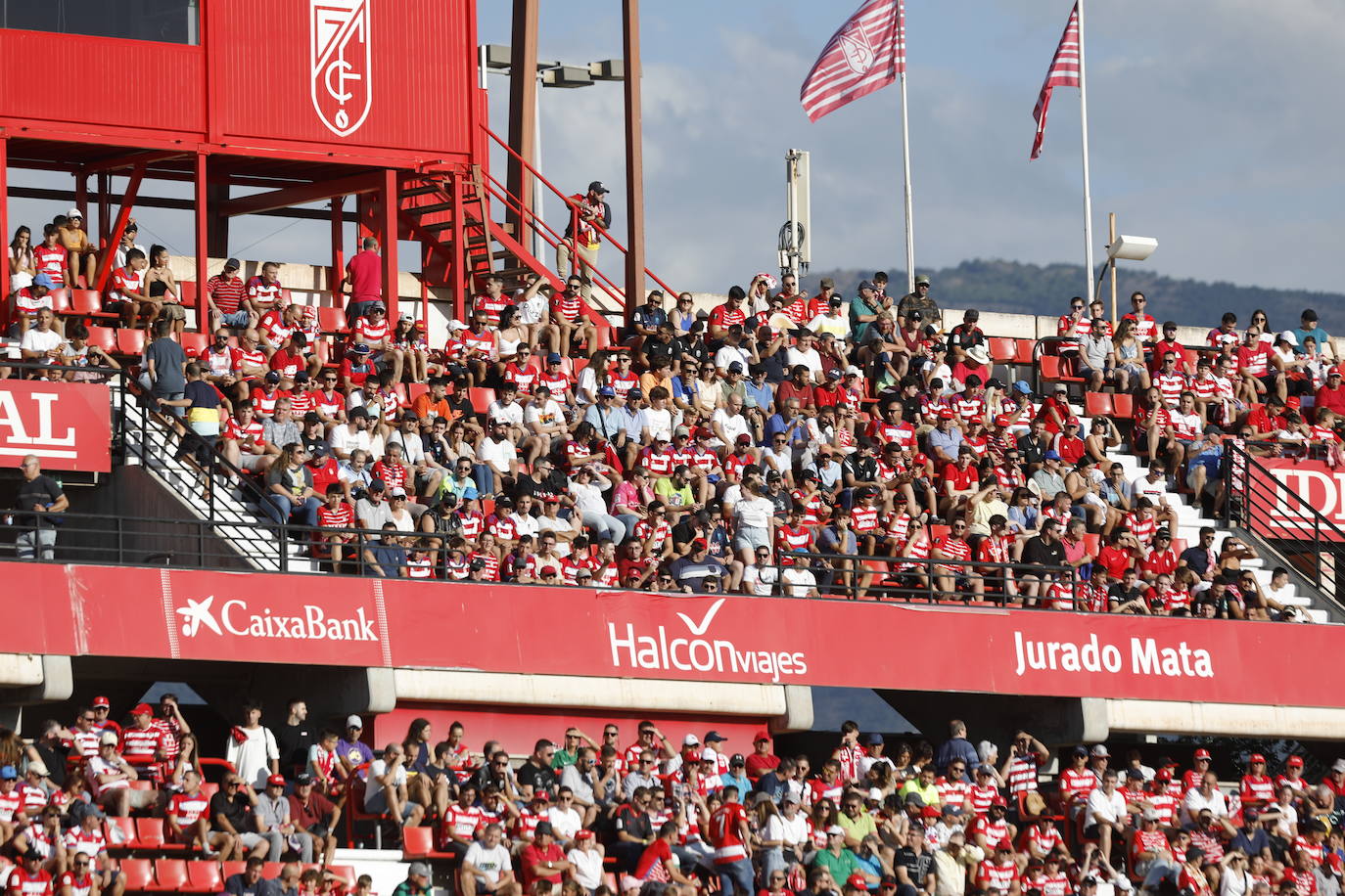 Ambiente en las gradas de Los Cármenes