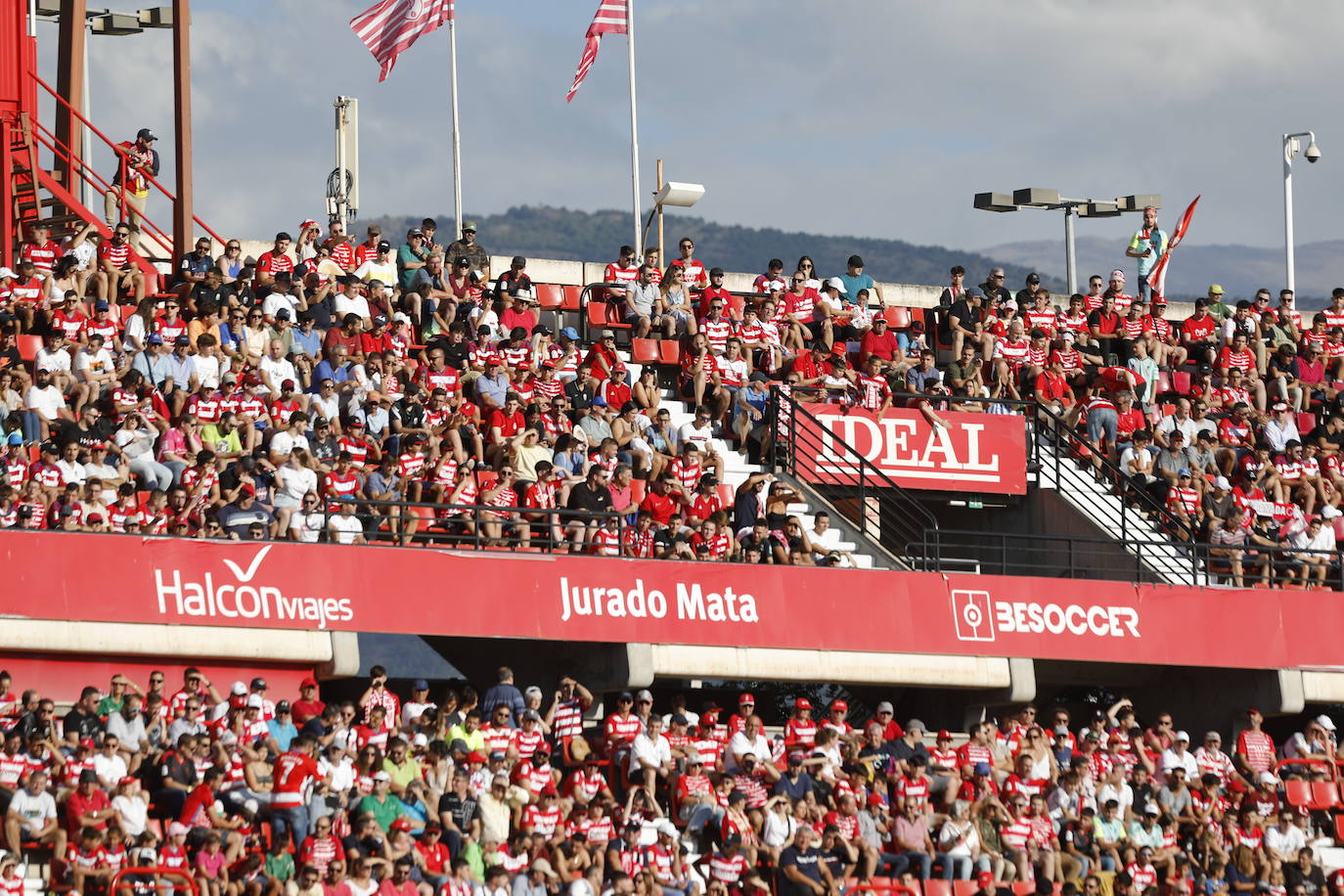 Ambiente en las gradas de Los Cármenes