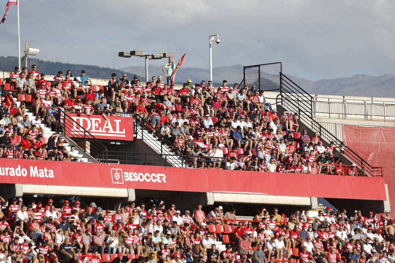 Ambiente en las gradas de Los Cármenes