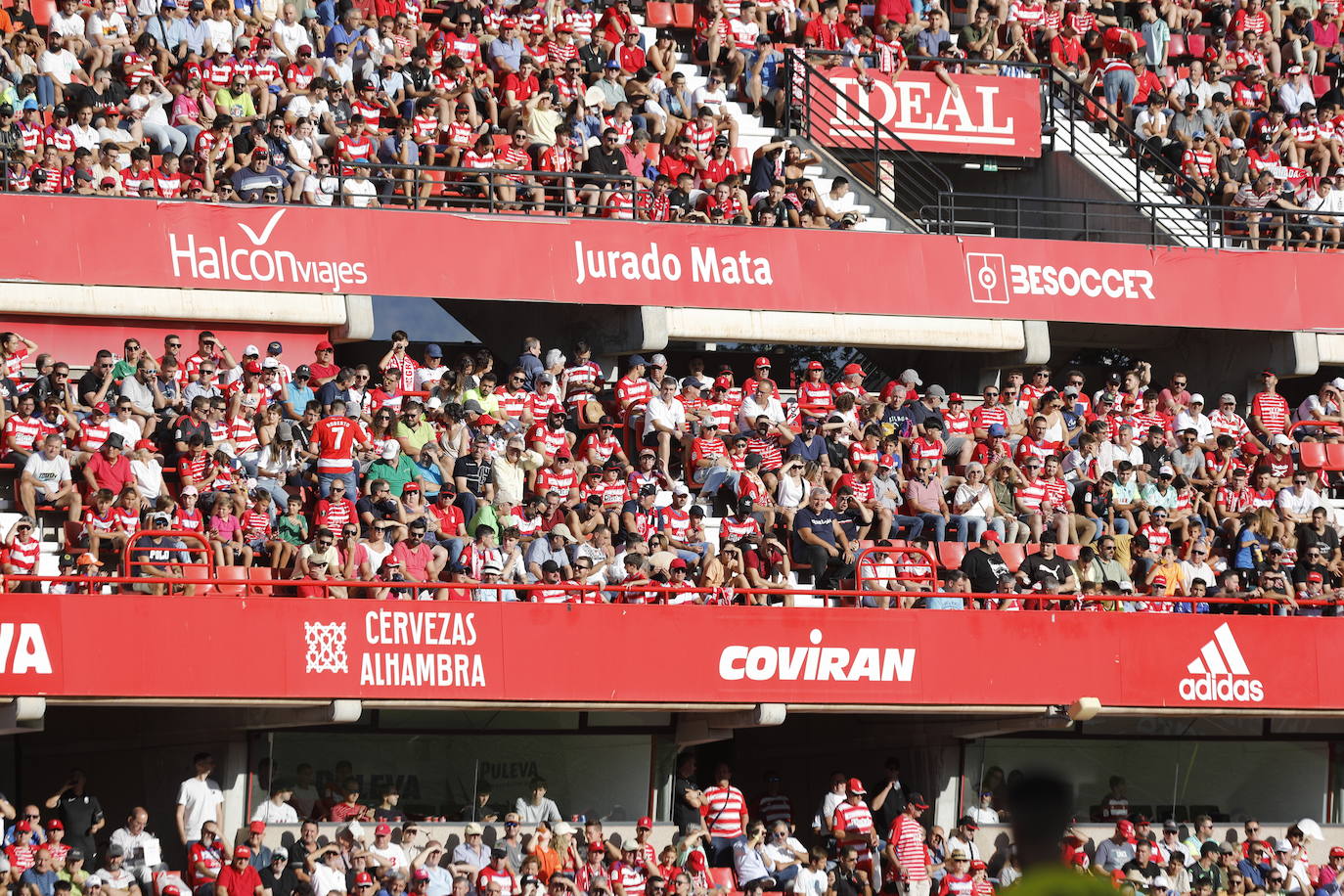 Ambiente en las gradas de Los Cármenes