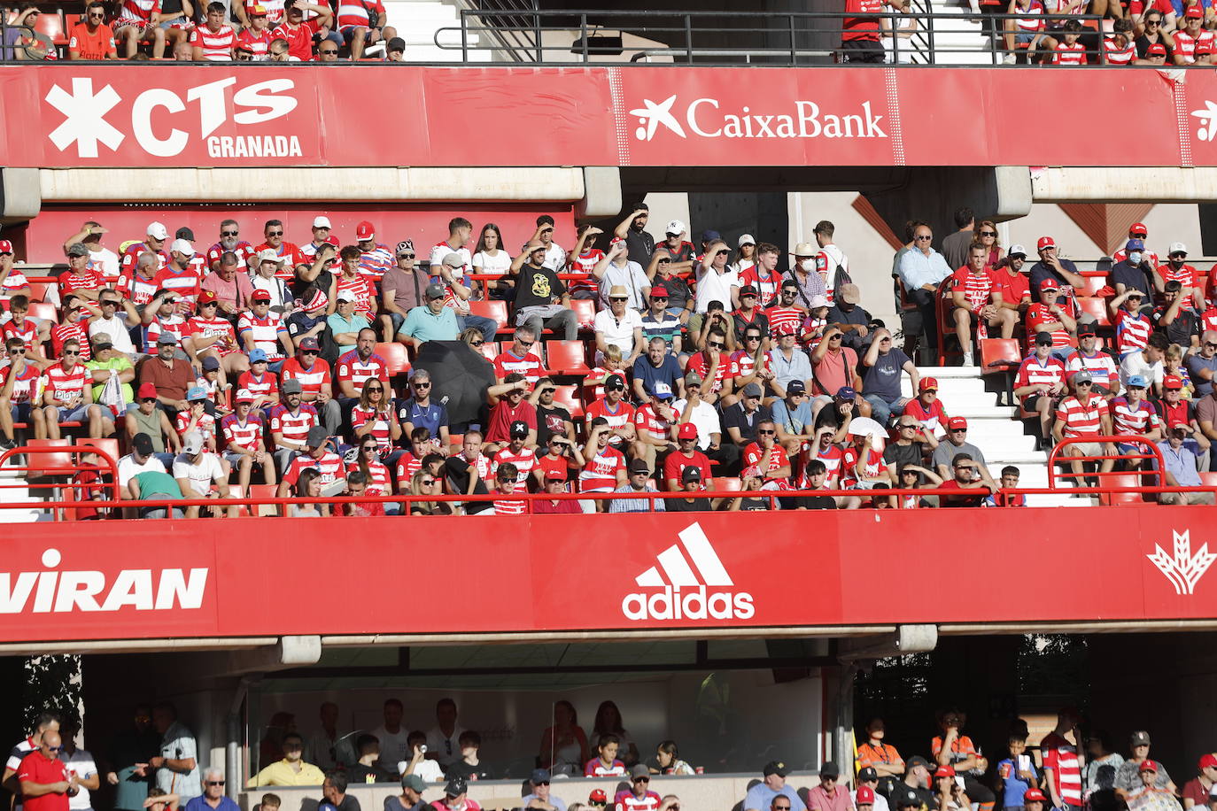 Ambiente en las gradas de Los Cármenes