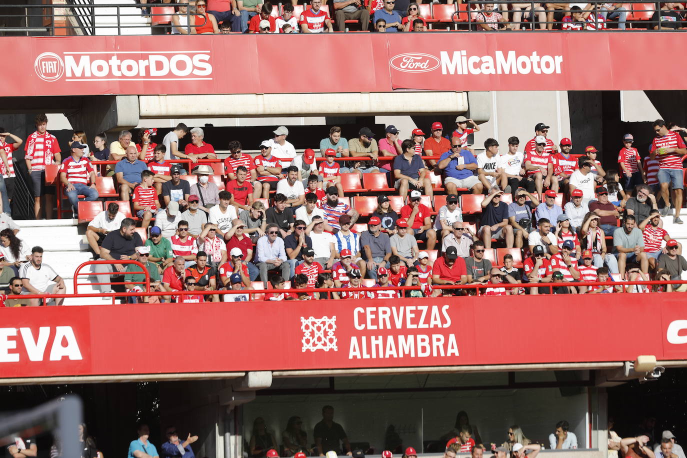 Ambiente en las gradas de Los Cármenes
