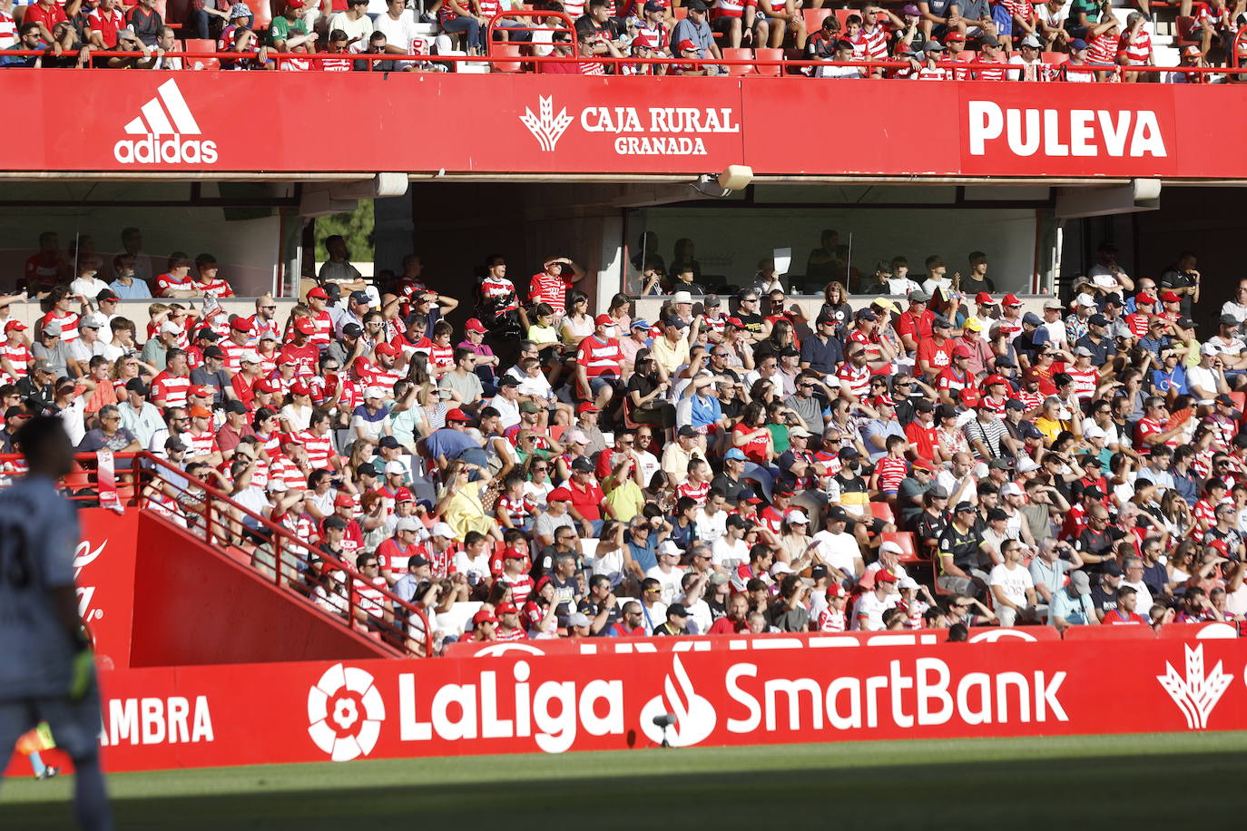 Ambiente en las gradas de Los Cármenes