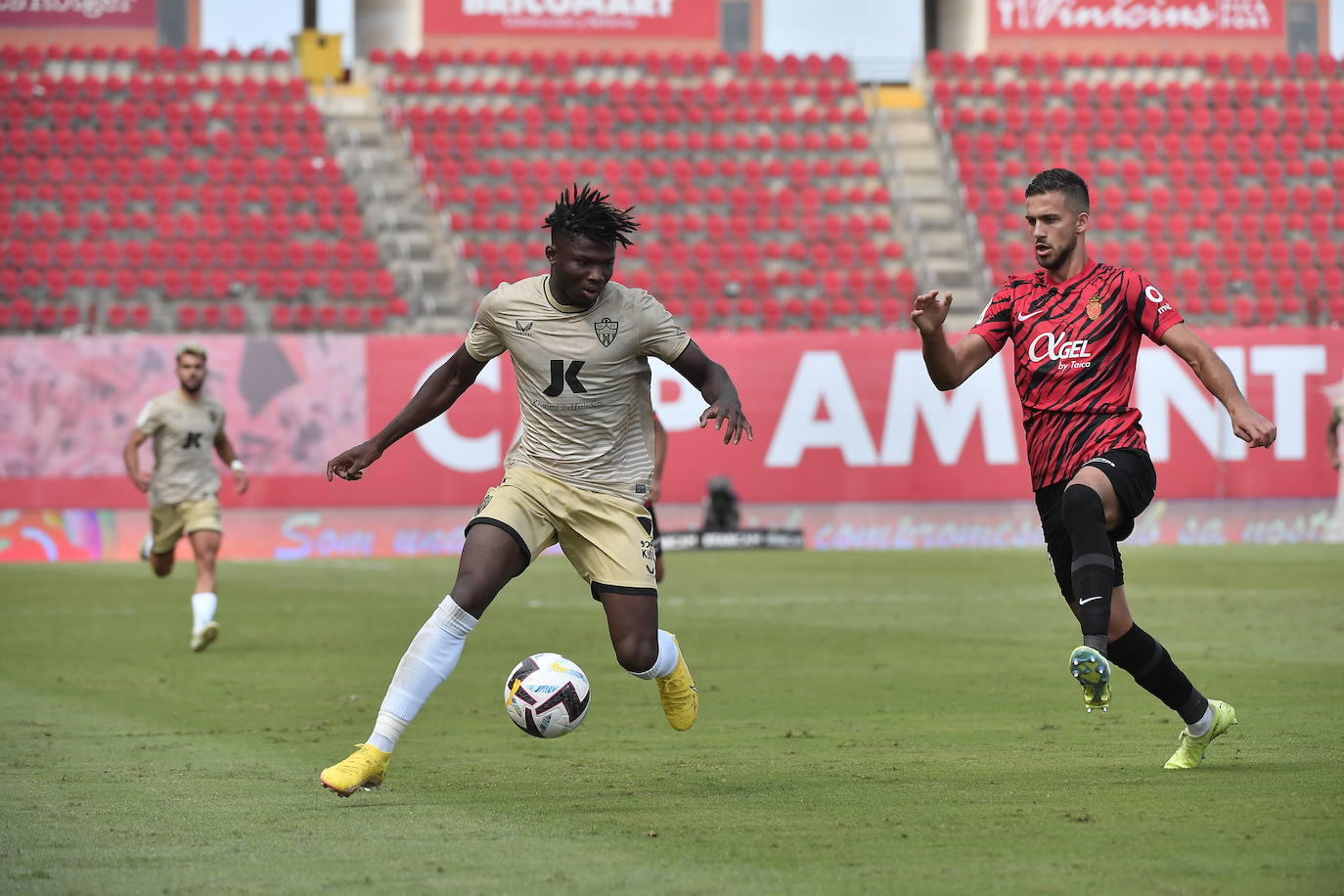 El Bilal Touré debutó sin gol, aunque lo intentó con un cabezazo blando a manos de Rajkovic. 