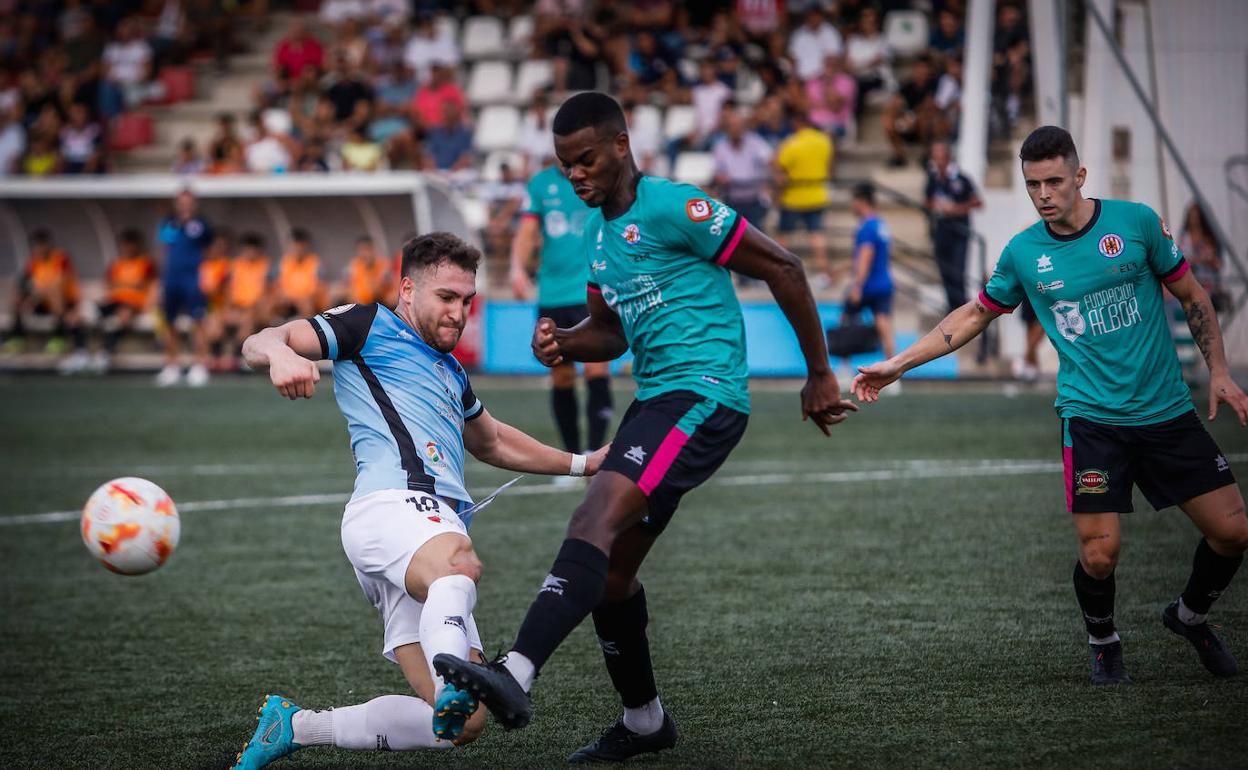 Boateng, en el centro, despeja el balón ante David Maldonado. 