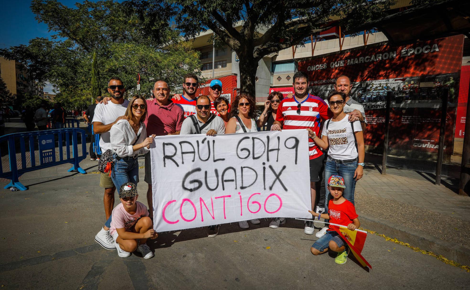 Familiares y amigos de Raúl García, a las puertas de Los Cármenes antes de empezar el partido. 