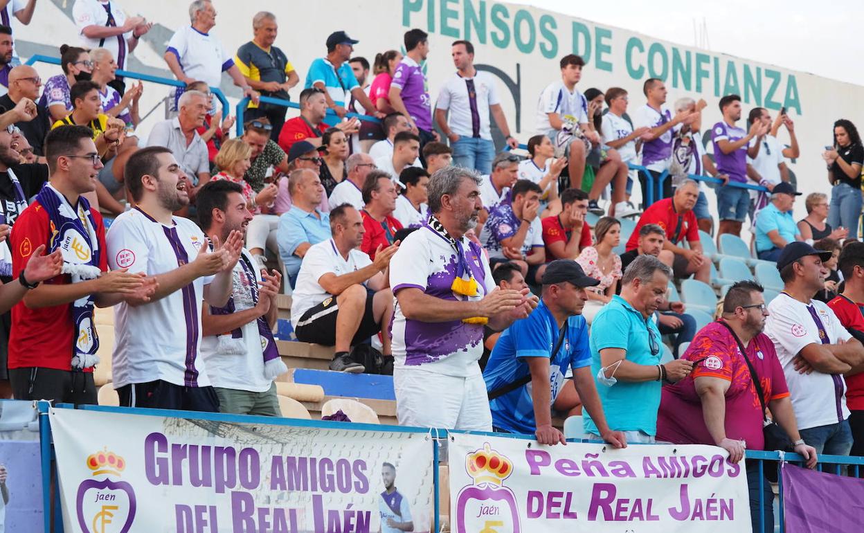 Aficionados desplazados a Motril para disfrutar del primer encuentro liguero. 