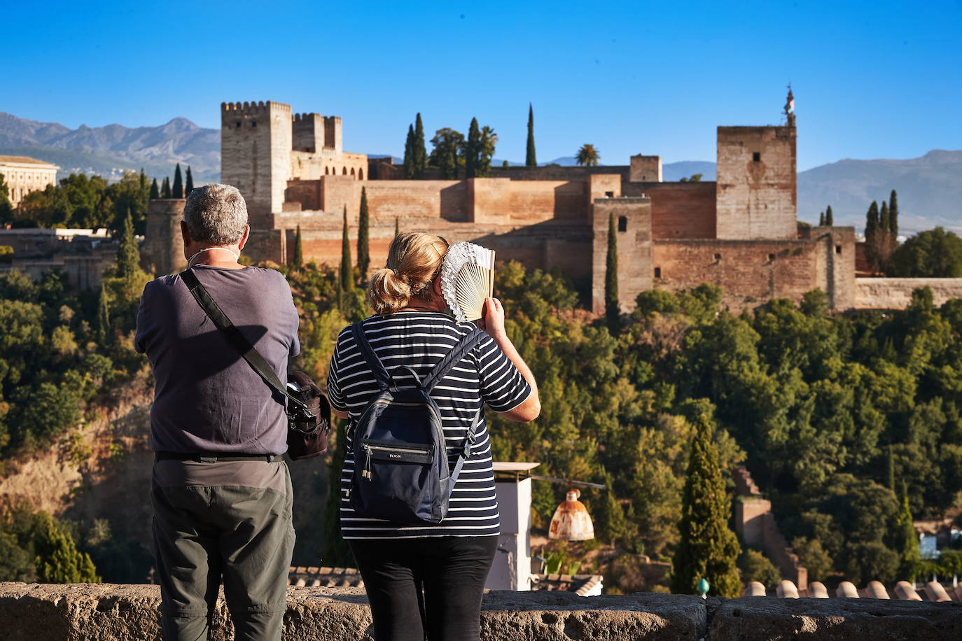 Dos turistas, en el mirador de San Nicolás.