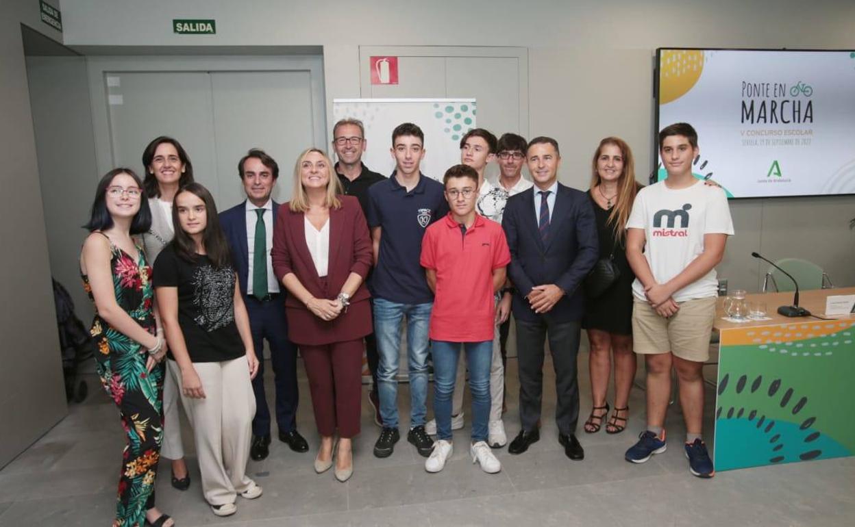 Alumnos y profesores de Blas Infante recogen el premio en la consejería de Fomento junto a la consejera Marifrán Carazo. 