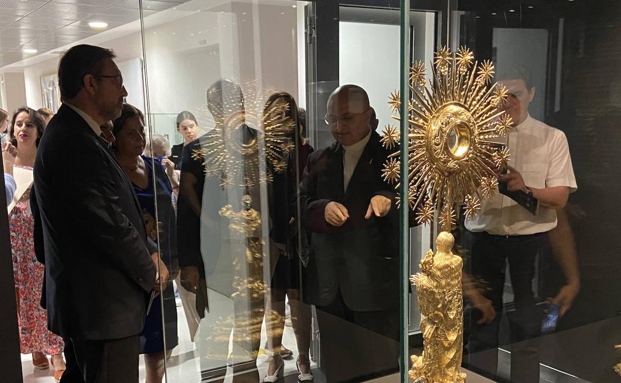 Inauguración de la exposición que muestra la Custodia mexicana de Siles. 