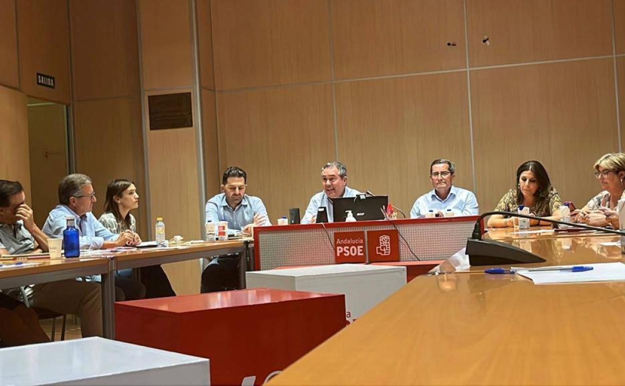 Reunión mantenida ayer tarde por la ejecutiva del PSOE de Granada en la sede del partido. 