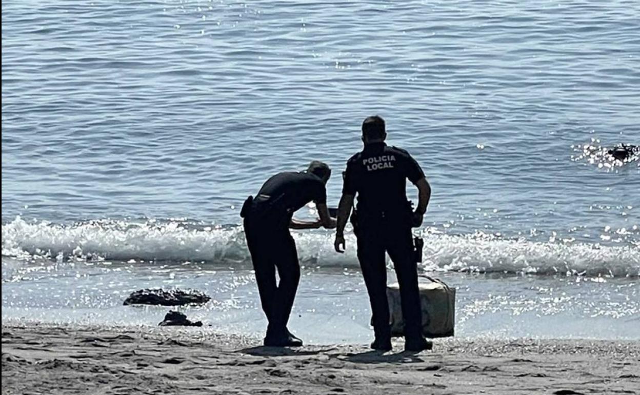 Droga en Granada: Retiran un fardo con 38 kilos de hachís en la playa Marina del Este de Almuñécar