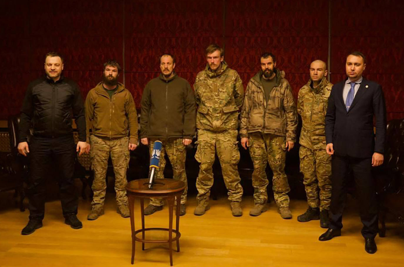 Fotos: Kiev intercambia 215 prisioneros ucranianos por el oligarca prorruso Viktor Medvedchuk