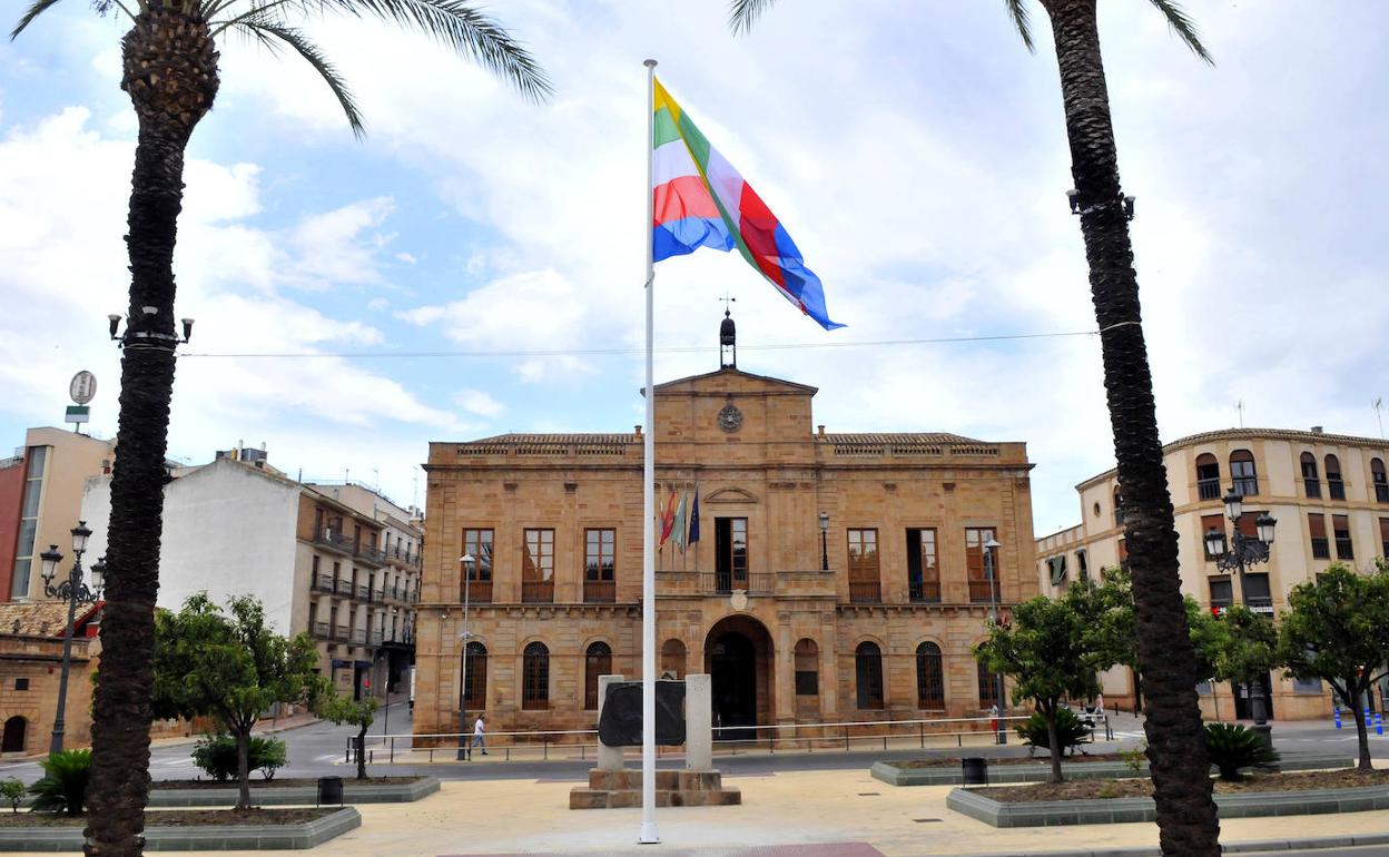 Plaza del Ayuntamiento, con la bandera de Linares en primer término y el Palacio Municipal al fondo. 