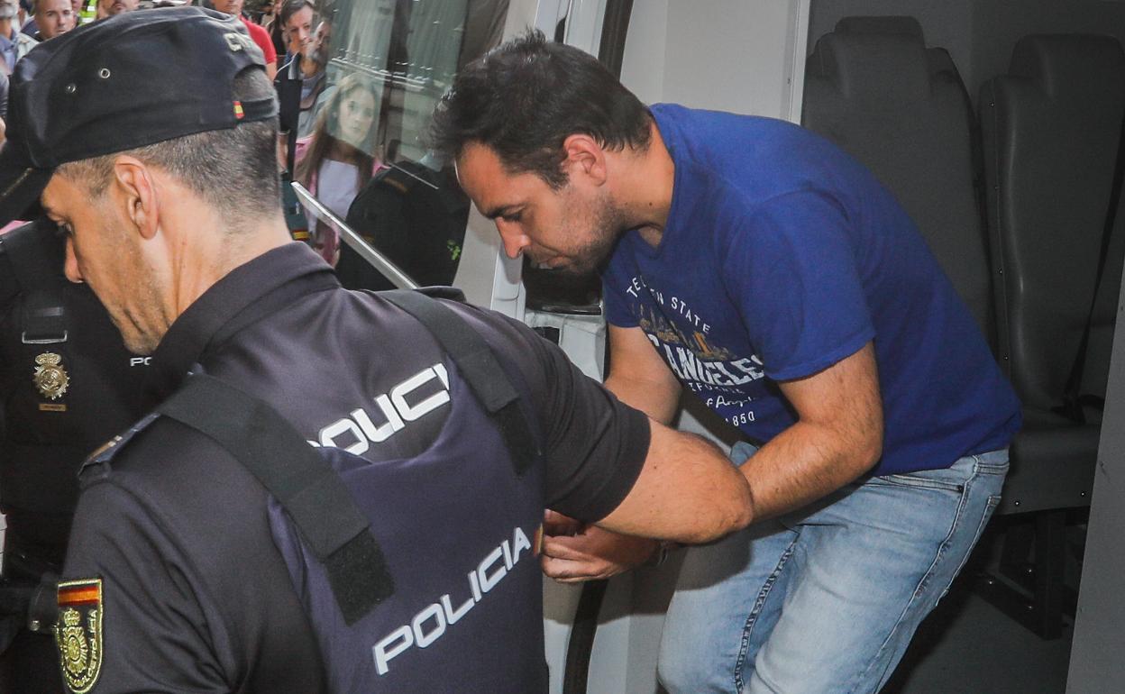 Juan Framcisco T. M., este lunes al llegar a la Audiencia de Granada, donde ha sido el juicio con jurado.