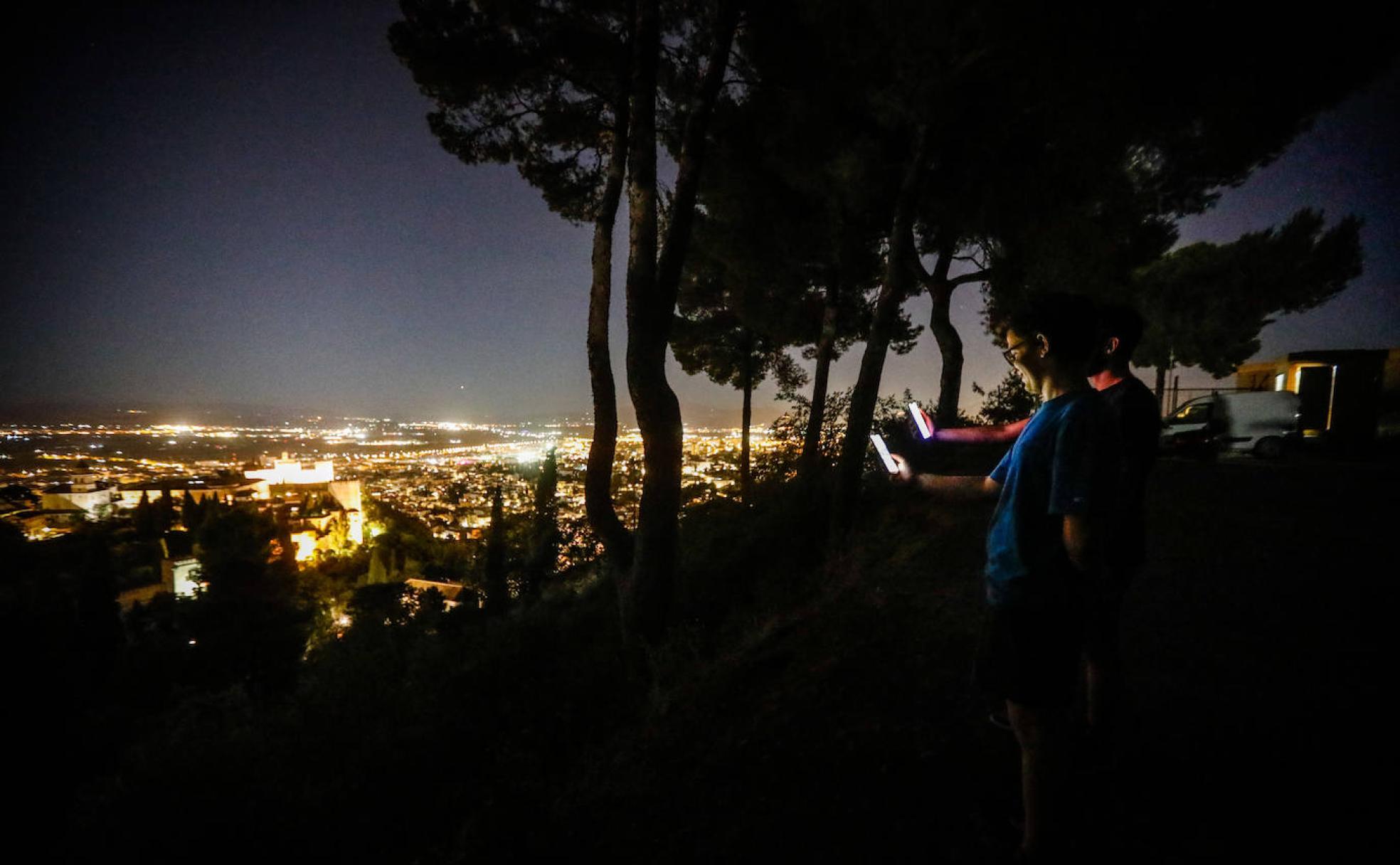Paisaje nocturno de Granada desde la Silla del Moro, donde se aprecia toda la luz que impide la observación del firmamento. 
