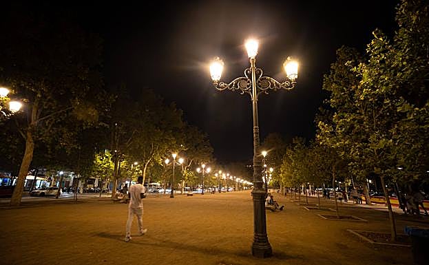 Farola del Paseo del Salón que proyecta haces de luz hacia ninguna parte. 