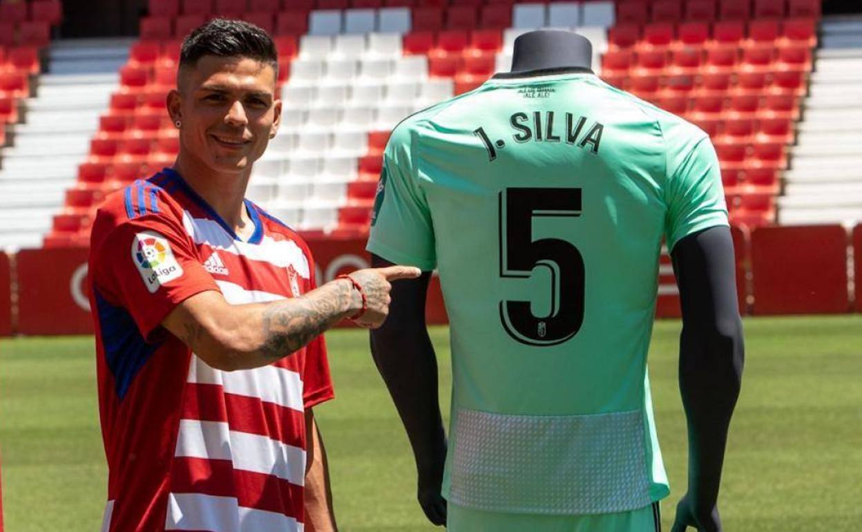 Jonathan Silva, en su presentación. 