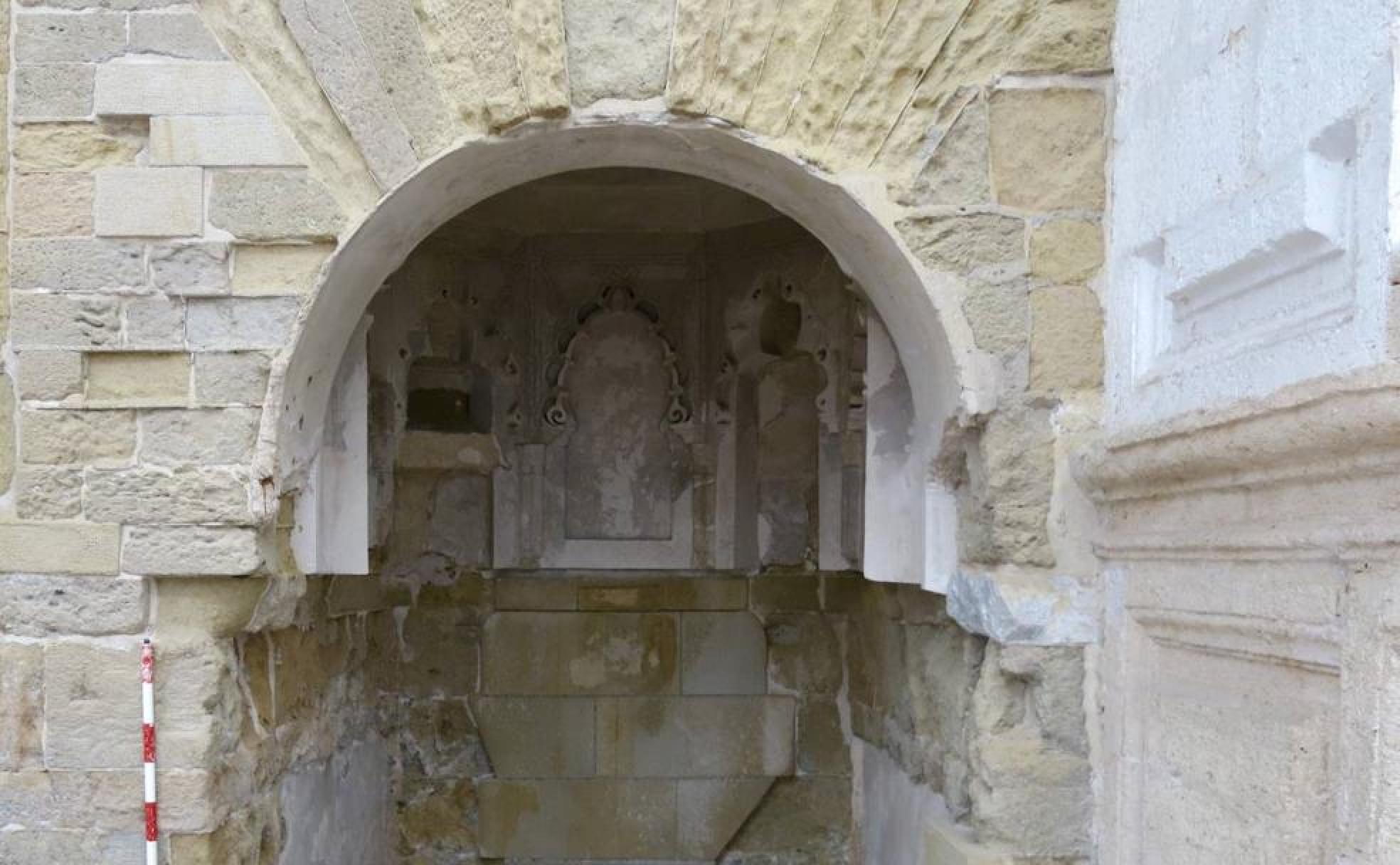 Restos visibles de la mezquita mayor andalusí en la Iglesia de San Juan. 