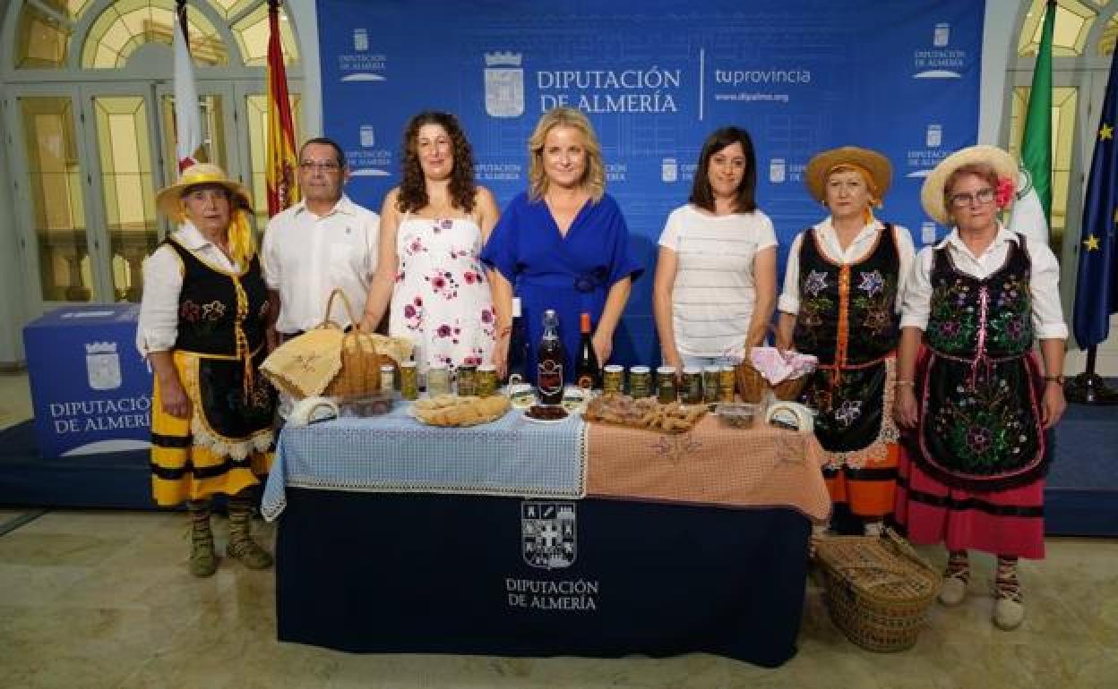 Sonia Guil, María Luisa Cruz y Cristina Calvache, junto a acelgueros ataviados con vestimenta tradicional, ayer.