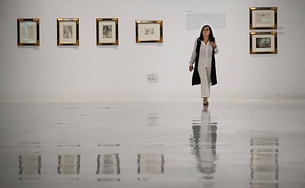 Imagen principal - Los grabados se pueden contemplar en la sala de exposiciones temporales del Centro Cultural CajaGranada. 