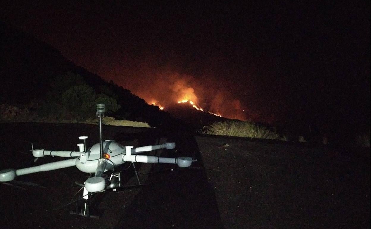 Los drones del Infoca sobrevuelan el incendio de Los Guájares para ofrecer datos precisos para acometer la extinción.