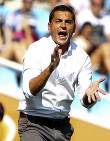 Imagen secundaria 2 - El Almería de Arconada (arriba) sumaba once puntos en la sexta jornada; sería destituido en la 16ª al perder en El Molinón. El Rubi (abajo-izquierda) lleva dos duelos ante equipos de Champions, como el de Emery. Francisco (abajo-derecha) sumaba ocho en el último descenso, destituido, el equipo descendió. 