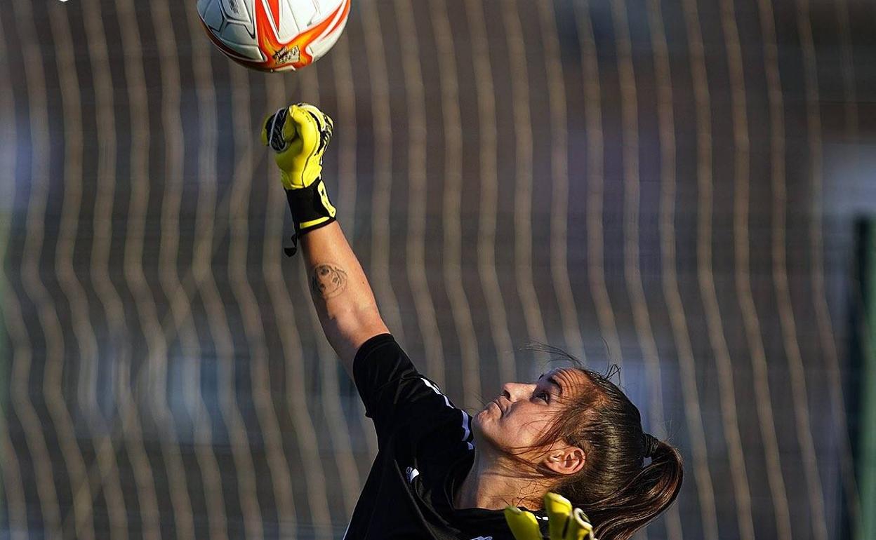 Andrea Romero despeja de puños en un entrenamiento.