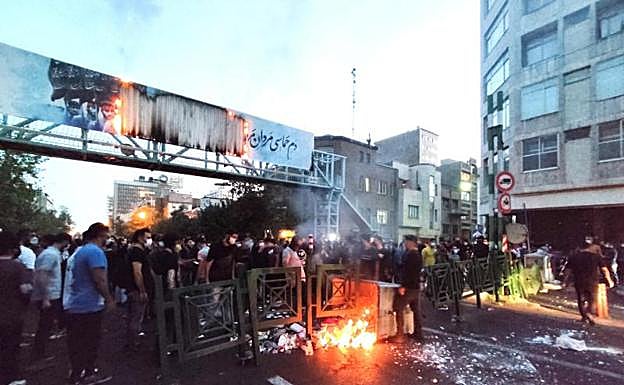Las calles de Irán mantienen el pulso al régimen en la lucha contra el velo obligatorio