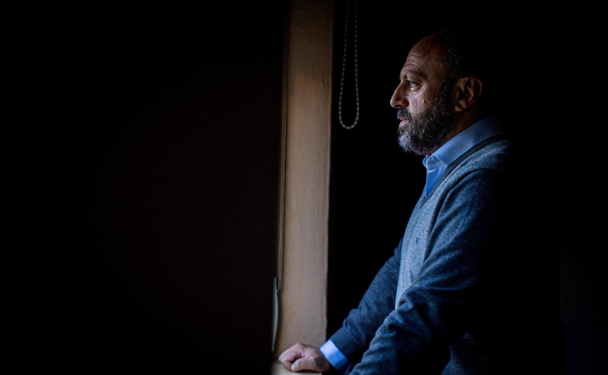 Manuel Mingorance, cura y médico de urgencias, se asoma por una de las ventanas de Proyecto Hombre, en calle Santa Paula, 20. 