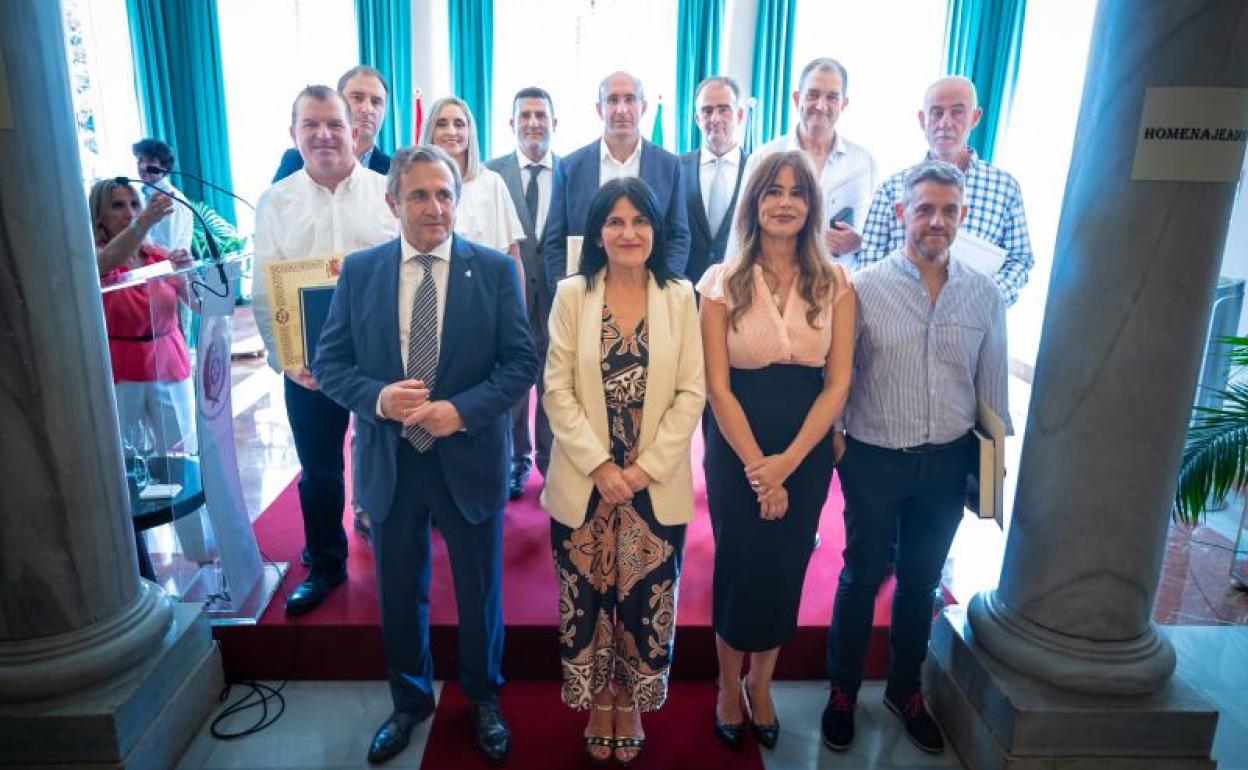 Foto de familia de los homenajeados y responsables Instituciones Penitenciarias con las autoridades en la celebración de La Merced.