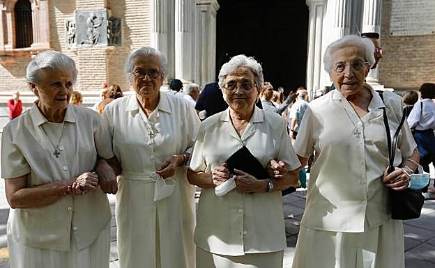 Pilar, Carmen María, Encarnación y Dolores.