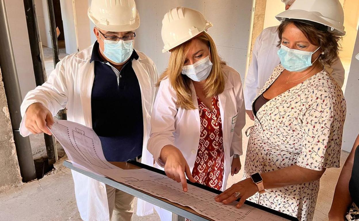 Personal directivo del hospital y la consejera de Salud, Catalina García, visualizan el plano de la obra. 
