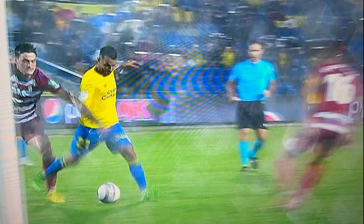 Momento en que Jonathan Viera golpea la pierna de Rubio. 