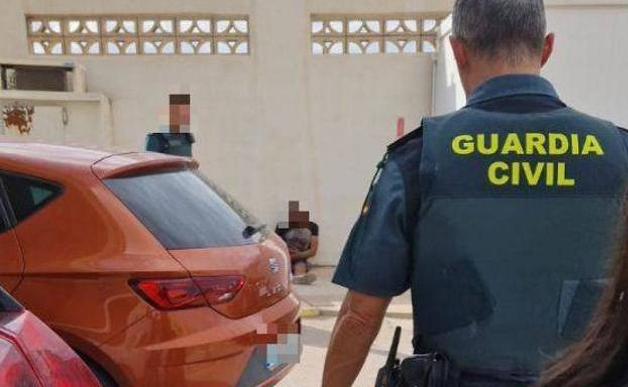 En el centro, sentado, el autor del robo de un coche en Maracena el pasado lunes. El hombre ha sido detenido este año en once ocasiones.