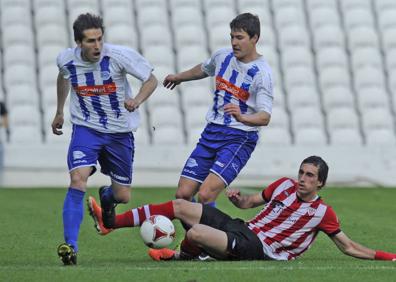 Imagen secundaria 1 - Arriba,, Iñigo Eguaras en el entreno de ayer. Abajo, en un partido con el Bilbao Athletic frente al Alavés. 